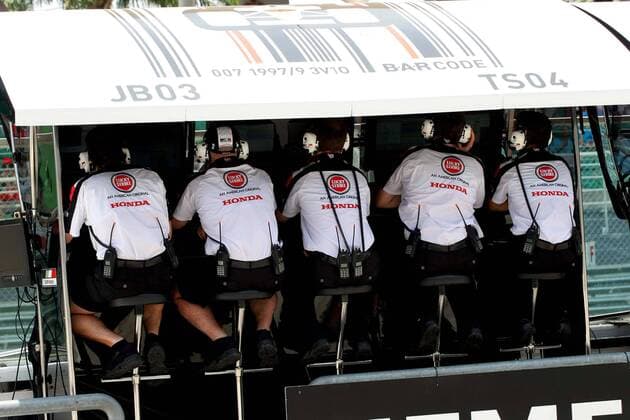 Techniker am Leitstand von BAR Honda Motorsport Grand Prix Herren Großer Preis von Malaysia 2005, Formel 1 Weltmeisterschaft, F1, F, GP, WM, Qualifying Gruppe Sepang Kuala Lumpur