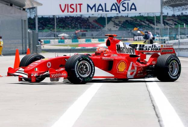 Michael Schumacher (Deutschland Ferrari) kehrt mit seinem Boliden in die Box zurück Motorsport Grand Prix Herren Großer Preis von Malaysia 2005, Formel 1 Weltmeisterschaft, F1, F, GP, WM, Qualifying Einzelbild Sepang Kuala Lumpur