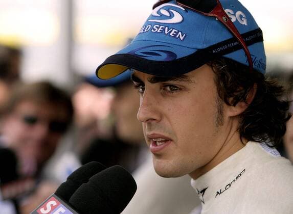 Fernando Alonso (Spanien Renault) im Interview mit dem Schweizer Fernsehen Motorsport Grand Prix Herren Großer Preis von Malaysia 2005, Formel 1 Weltmeisterschaft, F1, F, GP, WM, Qualifying Einzelbild Sepang Kuala Lumpur