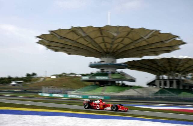 Michael Schumacher (Deutschland Ferrari) in seinem Boliden vor leeren Tribünen auf der Strecke von Sepang Motorsport Grand Prix Herren Großer Preis von Malaysia 2005, Formel 1 Weltmeisterschaft, F1, F, GP, WM, Qualifying Totale Sepang Kuala Lumpur