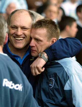 Trainer Martin Jol (Tottenham Hotspur, li.) umarmt seinen Kollegen Stuart Pearce (Manchester City) etwas zu heftig -  Fußball Herren English Premier League 2004 2005, 1. Englische Liga, Tottenham Hotspurs - Manchester City 2:1, Spurs Gruppe London Freude, Begeisterung,