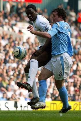 Robbie Fowler (Manchester City, re.) gegen Ledley King (Tottenham Hotspur) -  Fußball Herren English Premier League 2004 2005, 1. Englische Liga, Tottenham Hotspurs - Manchester City 2:1, Spurs Gruppe London Dynamik,