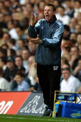Trainer Stuart Pearce (Manchester City) ungeduldig -  Fußball Herren English Premier League 2004 2005, 1. Englische Liga, Manchester City Einzelbild London Enttäuschung, Ungeduld, Spannung,