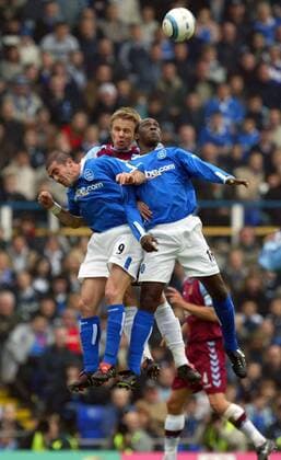 Martin Laursen (Aston Villa, Mitte) gegen Walter Pandiani (li.) und Emile Heskey (beide Birmingham) -  Fußball Herren English Premier League 2004 2005, 1. Englische Liga, Birmingham City - Aston Villa FC, Vdig Gruppe Birmingham Dynamik, Höhe,