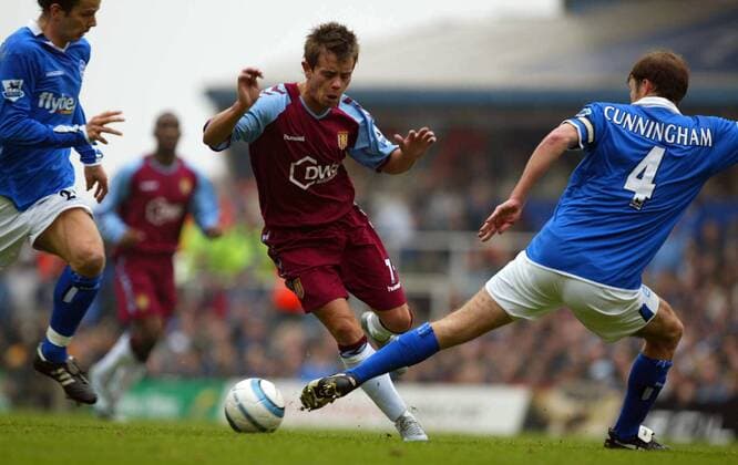 Lee Hendrie (Aston Villa, Mitte) gegen Kenneth Cunnigham (Birmingham) -  Fußball Herren English Premier League 2004 2005, 1. Englische Liga, Birmingham City - Aston Villa FC, Vdig Gruppe Birmingham Dynamik,