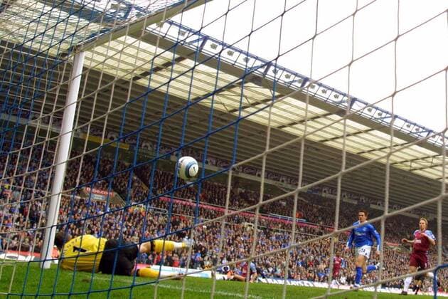 Torwart Thomas Sörensen (Aston Villa) muß ein Gegentor durch Birmingham hinnehmen -  Fußball Herren English Premier League 2004 2005, 1. Englische Liga, Birmingham City - Aston Villa FC, Vdig Gruppe Birmingham Dynamik,