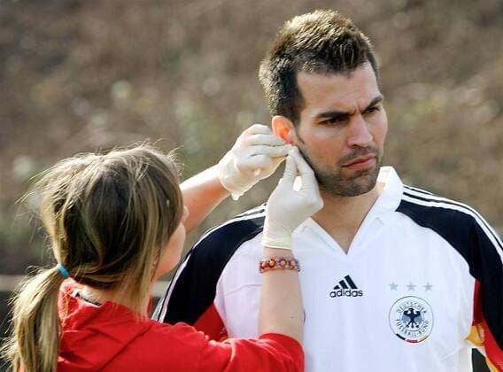 Markus Babbel (Deutschland) wird Blut für den Laktattest abgenommen Fußball Herren Nationalmannschaft 2005, Nationalteam, Vorbereitung, Training, Gruppe Frankfurt M.