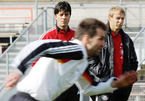 Bundestrainer Jürgen Klinsmann (re.) und Co-Trainer Joachim Löw (li.) beobachten skeptisch den vorbeisprintenden Markus Babbel (alle Deutschland) während der Geschwindigkeitsmessung Fußball Herren Nationalmannschaft 2005, Nationalteam, Vorbereitung, Training, Leistungstest, Gruppe Assistent, Assistenztrainer, Frankfurt M. Dynamik, Skepsis,