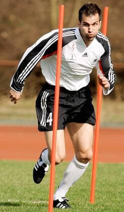 Markus Babbel (Deutschland) beim Slalomlauf durch die Trainingsstangen Fußball Herren Nationalmannschaft 2005, Nationalteam, Vorbereitung, Training, Leistungstest, Einzelbild Frankfurt M. Dynamik,