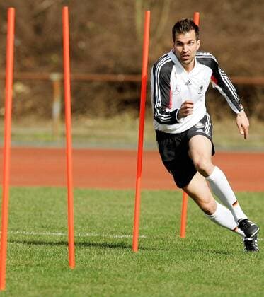 Markus Babbel (Deutschland) beim Slalomlauf durch die Trainingsstangen Fußball Herren Nationalmannschaft 2005, Nationalteam, Vorbereitung, Training, Leistungstest, Einzelbild Frankfurt M. Dynamik,