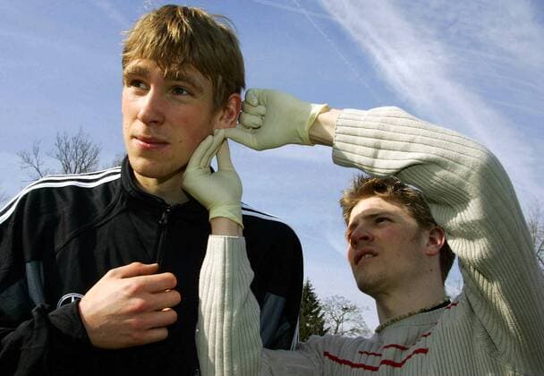 Per Mertesacker (li., Deutschland) wird Blut für den Laktattest abgenommen Fußball Herren Nationalmannschaft 2005, Nationalteam, Vorbereitung, Training, Leistungstest, Gruppe Frankfurt M.