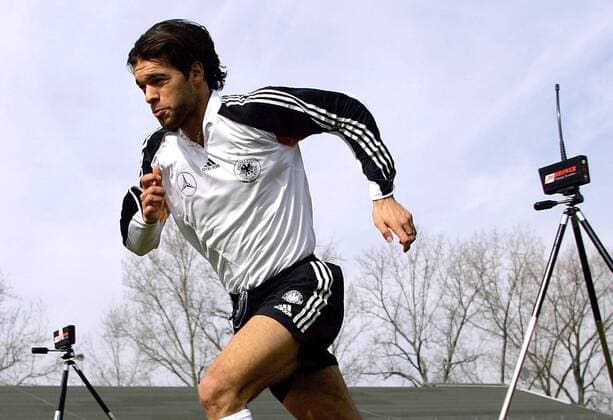 Michael Ballack (Deutschland) sprintet zwischen den Lichtschranken hindurch Fußball Herren Nationalmannschaft 2005, Nationalteam, Vorbereitung, Training, Leistungstest, Einzelbild Frankfurt M. Dynamik,