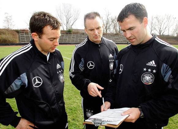Die amerikanischen Trainingsberater Craig Friedman (li.), Mark Verstegen (Mitte) und Shad Forsythe (alle USA Agentur Athletes Performance) wollen über spezielle Leistungstests das Niveau der deutschen Nationalmannschaft verbessern Fußball Herren Nationalmannschaft 2005, Nationalteam, Vorbereitung, Training, Trainingsberatung, Sportwissenschaft Gruppe Leistungstest, Frankfurt M.