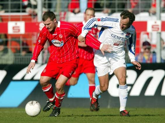 Steffen Baumgart (Cottbus, li.) gegen Ralf Bucher (Haching) Fußball 2. BL Herren Saison 2004 2005, FC Energie Cottbus - SpVgg Unterhaching 0:0 Gruppe Cottbus Dynamik,