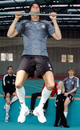 Michael Ballack macht Klimmzüge, Babbel (li.) und Mertesacker (alle Deutschland) haben noch Pause Fußball Herren Nationalmannschaft 2005, Nationalteam, Vorbereitung, Training, Vdig Einzelbild Fitneßtest, Aufmacher Frankfurt M., Leistungstest, Fitnesstest Anstrengung,