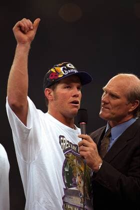 Quarterback Brett Favre (Green Bay Packers) nach dem Superbowlsieg 1997 im Interview mit Fox Reporter Terry Bradshaw - (Icon8002256) American Football Herren NFL 1996 1997, Superbowl XXXI, Super Bowl Gruppe New Orleans Freude, EDITORIAL USE ONLY