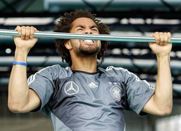 Patrick Owomoyela (Deutschland) - Klimmziehen Fußball Herren Nationalmannschaft 2005, Nationalteam, Training, Vorbereitung, Vdig Einzelbild Fitneß, Fitness, Fitneßtraining, Fitnesstraining Frankfurt M., Leistungstest Kraft, Anstrengung,