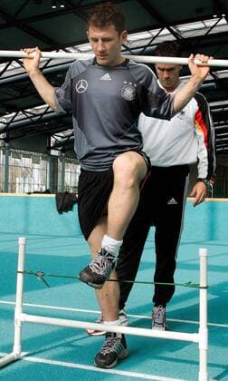 Paul Freier (Deutschland) - Koordinationstraining unter Anleitung von Trainingsberater Craig Friedman (USA Athletes Performance) Fußball Herren Nationalmannschaft 2005, Nationalteam, Training, Vorbereitung, Trainingswissenschaft, Vdig Gruppe Fitneß, Fitness, Fitneßtraining, Leistungstest Frankfurt M., Fitneßcoach, Fitnesscoach