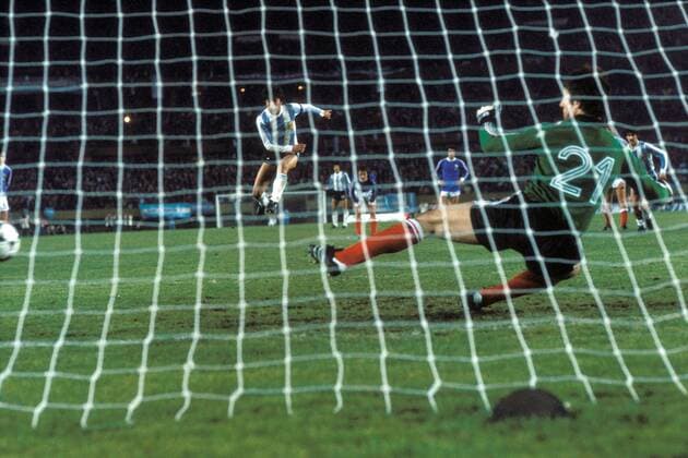Daniel Passarella (Argentinien) läßt Torwart Jean-Paul Bertrand-Demanes (Frankreich) beim Elfmeter zum 1:0 keine Chance Fußball WM Herren Weltmeisterschaft 1978, Länderspiel, Nationalmannschaft, Nationalteam, Nationaltrikot, Gruppenspiel Gruppe Buenos Aires