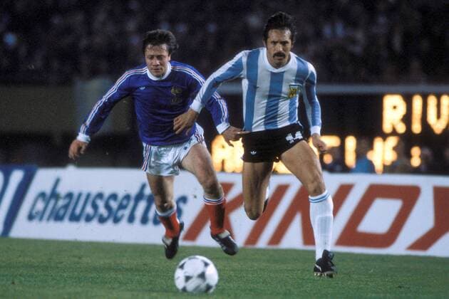 Leopoldo Luque (Argentinien, re.) setzt sich gegen Bernard Lacombe (Frankreich) durch Fußball WM Herren Weltmeisterschaft 1978, Länderspiel, Nationalmannschaft, Nationalteam, Nationaltrikot, Gruppenspiel Gruppe Buenos Aires Dynamik,