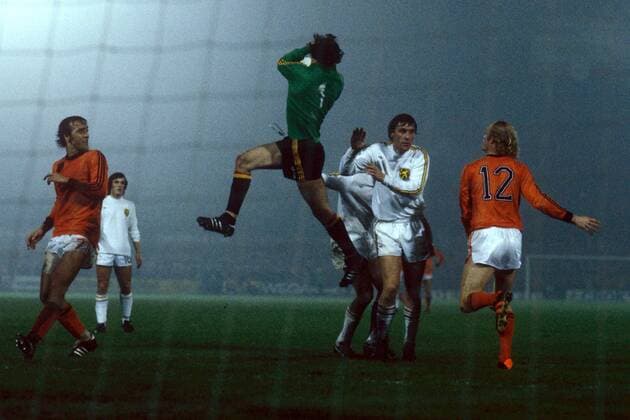Torwart Jean Marie Pfaff schnappt sich den Ball - Hugo Broos (beide Belgien), Johan Neeskens (li.) und Ruud Geels (beide Niederlande) schauen zu Fußball Länderspiel Herren Weltmeisterschaftsqualifikation 1977, Länderspiel, Nationalmannschaft, Nationalteam, Nationaltrikot Totale Amsterdam