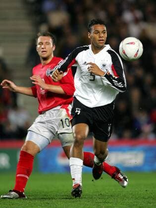 Marvin Matip (vorn, Deutschland U21) gegen Dean Ashton (England U21) -  Fußball Länderspiel Herren U 21 Europameisterschaftsqualifikation 2005, Qualifikation, Länderspiel, Vdig Gruppe Hull Dynamik,