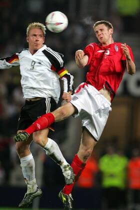 Mike Hanke (li., Deutschland U21) gegen Calum Davenport (England U21) -  Fußball Länderspiel Herren U 21 Europameisterschaftsqualifikation 2005, Qualifikation, Länderspiel, Vdig Gruppe Hull Dynamik,