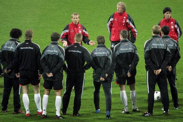 Bundestrainer Jürgen Klinsmann (li.) hält seiner Mannschaft eine Ansprache, daneben die Co Trainer Erich Rutemöller (Mitte) und Joachim Löw (alle Deutschland) Fußball Herren Nationalmannschaft 2005, Nationalteam, Training, Vorbereitung, Totale Celje