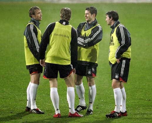 Gespräch während des Trainings v. li.: Andreas Hinkel, Robert Huth, Arne Friedrich und Christian Schulz (alle Deutschland) Fußball Herren Nationalmannschaft 2005, Nationalteam, Training, Vorbereitung, Gruppe Celje
