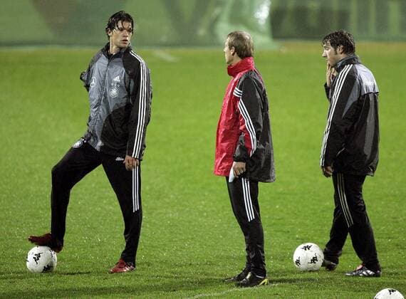 Bundestrainer Jürgen Klinsmann (Mitte) im Gespräch mit Michael Ballack, Torsten Frings (alle Deutschland, re.) lauscht mit Fußball Herren Nationalmannschaft 2005, Nationalteam, Training, Vorbereitung, Gruppe Celje