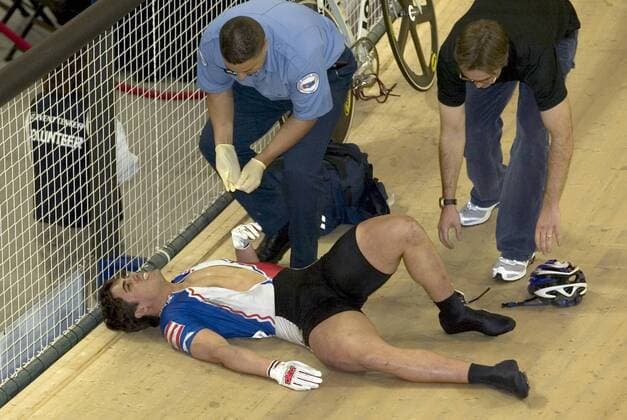 Michael Rodriguez (Puerto Rico) muß nach einem Sturz behandelt werden - (Icon4350039) Radsport WM Herren UCI Bahnrad Weltmeisterschaft 2005, Bahnradsport, Bahn, Rad Gruppe Los Angeles, L.A., LA, L A EDITORIAL USE ONLY