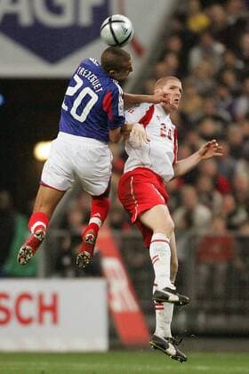 Philippe Senderos (re., Schweiz) gegen David Trezeguet (Frankreich) Fußball Länderspiel Herren Weltmeisterschaftsqualifikation 2005, Qualifikation, Länderspiel, Nationalmannschaft, Nationalteam, Gruppe Paris Dynamik, Höhe,