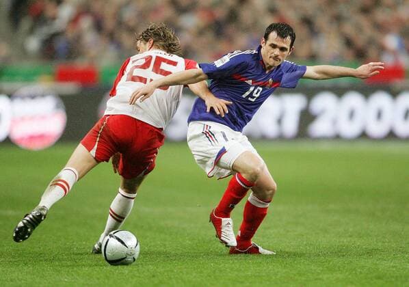 Willy Sagnol (re., Frankreich) gegen Reto Ziegler (Schweiz) Fußball Länderspiel Herren Weltmeisterschaftsqualifikation 2005, Qualifikation, Länderspiel, Nationalmannschaft, Nationalteam, Gruppe Paris Dynamik,