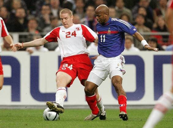 Philippe Senderos (li., Schweiz) gegen Sylvain Wiltord (Frankreich) Fußball Länderspiel Herren Weltmeisterschaftsqualifikation 2005, Qualifikation, Länderspiel, Nationalmannschaft, Nationalteam, Gruppe Paris Dynamik,