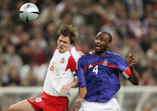 Johann Vogel (li., Schweiz) gegen Patrick Vieira (Frankreich) Fußball Länderspiel Herren Weltmeisterschaftsqualifikation 2005, Qualifikation, Länderspiel, Nationalmannschaft, Nationalteam, Gruppe Paris Dynamik,