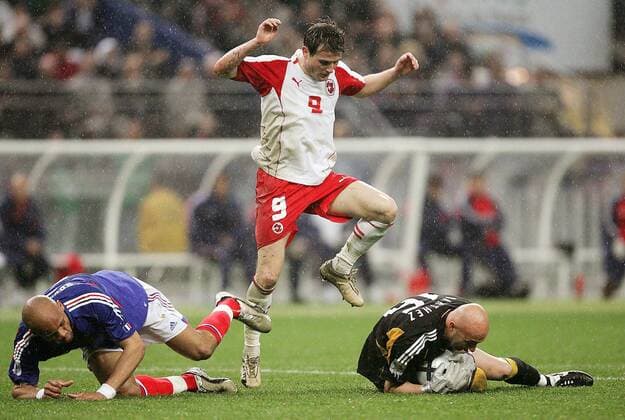 Alexander Frei (Mitte, Schweiz) kommt gegen Jean Alain Boumsong (li.) und Torwart Fabien Barthez (beide Frankreich) zu spät Fußball Länderspiel Herren Weltmeisterschaftsqualifikation 2005, Qualifikation, Länderspiel, Nationalmannschaft, Nationalteam, Gruppe Alex Paris Dynamik,