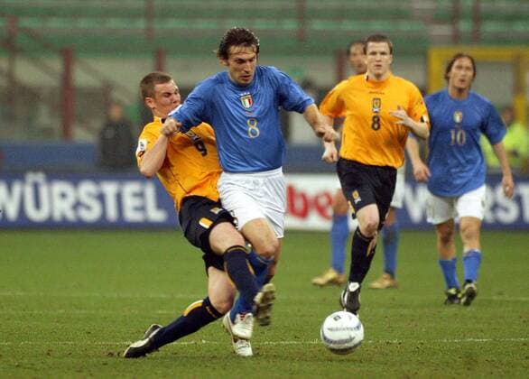 Andrea Pirlo (Mitte, Italien) gegen Kenny Miller, re. Steve Caldwell (beide Schottland) Fußball Länderspiel Herren Weltmeisterschaftsqualifikation 2005, Qualifikation, Länderspiel, Nationalmannschaft, Nationalteam, Gruppe Mailand Dynamik,