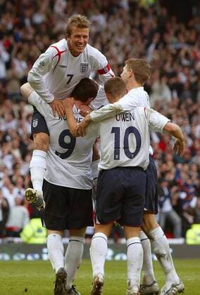 Torjubel England, v.li.: David Beckham, Wayne Rooney, Michael Owen und Steven Gerrard -  Fußball Länderspiel Herren Weltmeisterschaftsqualifikation 2005, Qualifikation, Länderspiel, Nationalmannschaft, Nationalteam Gruppe Manchester Freude, Begeisterung,