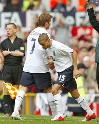 Kieron Dyer (re.) wird für David Beckham (beide England) eingewechselt -  Fußball Länderspiel Herren Weltmeisterschaftsqualifikation 2005, Qualifikation, Länderspiel, Nationalmannschaft, Nationalteam Gruppe Manchester