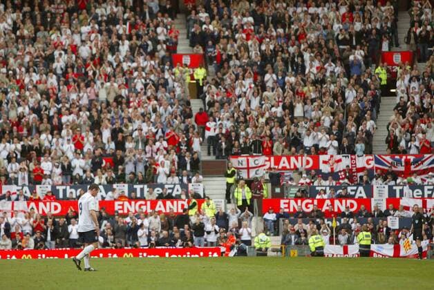 Standing Ovations für Wayne Rooney (England) bei seiner Auswechslung -  Fußball Länderspiel Herren Weltmeisterschaftsqualifikation 2005, Qualifikation, Länderspiel, Nationalmannschaft, Nationalteam Totale Manchester