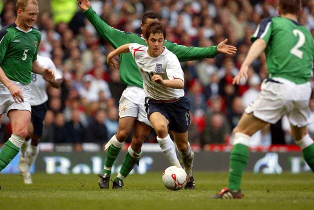 Joe Cole (England, Mitte) marschiert durch die nordirische Abwehrreihe -  Fußball Länderspiel Herren Weltmeisterschaftsqualifikation 2005, Qualifikation, Länderspiel, Nationalmannschaft, Nationalteam Gruppe Manchester Dynamik, Überlegenheit,