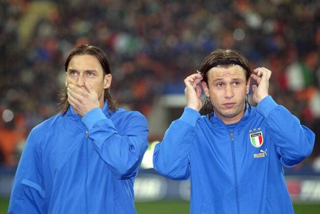 Francesco Totti (li.) und Antonio Cassano (beide Italien) langweilen sich -  Fußball Länderspiel Herren Weltmeisterschaftsqualifikation 2005, Qualifikation, Länderspiel, Nationalmannschaft, Nationalteam, Gruppe Länderspiel, Mailand Langeweile,
