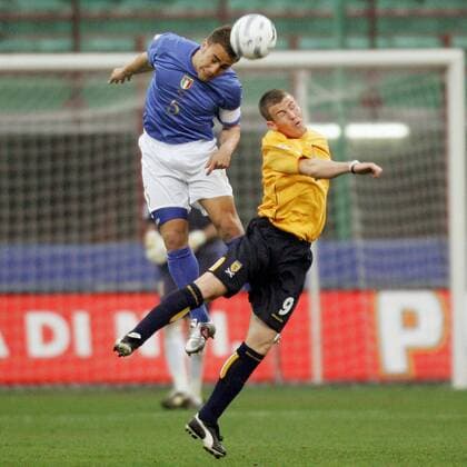 Fabio Cannavaro (li., Italien) gegen Kenny Miller (Schottland) -  Fußball Länderspiel Herren Weltmeisterschaftsqualifikation 2005, Qualifikation, Länderspiel, Nationalmannschaft, Nationalteam, Gruppe Länderspiel, Mailand