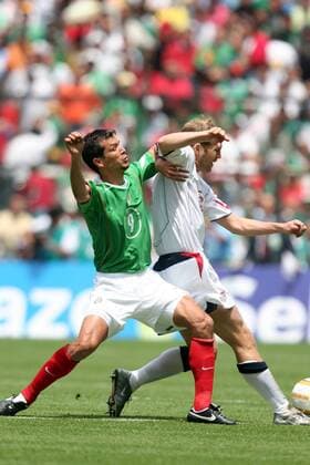Eddie Lewis (USA, re.) setzt sich gegen Jared Borgetti (Mexiko) durch - (Icon918010) Fußball Herren Weltmeisterschaftsqualifikation 2005, Qualifikation, Länderspiel, Nationalmannschaft, Nationalteam, Gruppe Mexiko City Dynamik, EDITORIAL USE ONLY