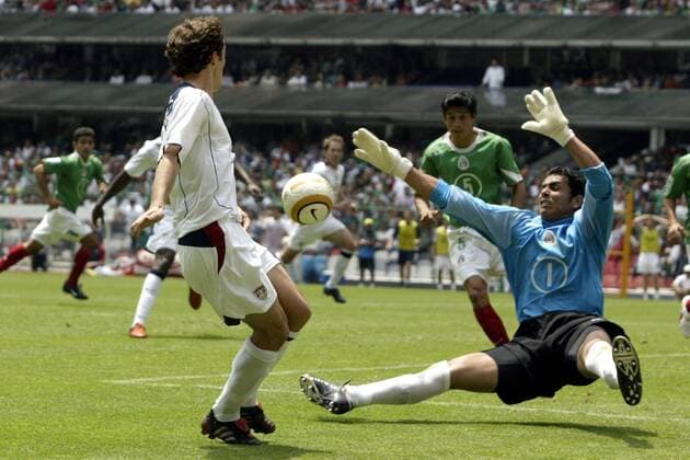 Steven Cherundolo (USA, li.) scheitert an Torwart Oswaldo Sanchez (Mexiko) - (Icon918017) Fußball Herren Weltmeisterschaftsqualifikation 2005, Qualifikation, Länderspiel, Nationalmannschaft, Nationalteam, Gruppe Mexiko City Dynamik, EDITORIAL USE ONLY
