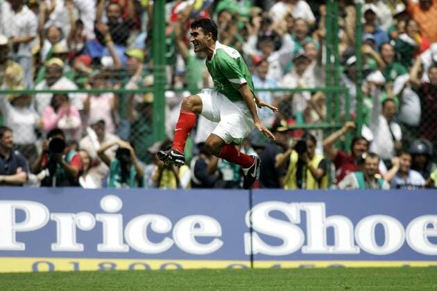 Torschütze Antonio Naelson Zinha (Mexiko) - Freudensprung nach der 2:0-Führung -  Fußball Länderspiel Herren Weltmeisterschaftsqualifikation 2005, Qualifikation, Länderspiel, Nationalmannschaft, Nationalteam, Einzelbild Mexiko City Begeisterung, Freude,