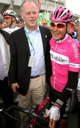 BDR Präsident Rudolf Scharping (li.) und Erik Zabel (beide Deutschland T Mobile) gut gelaunt Radsport Herren Rund um Köln 2005, Straßenradsport, Straße, Rad Gruppe Köln
