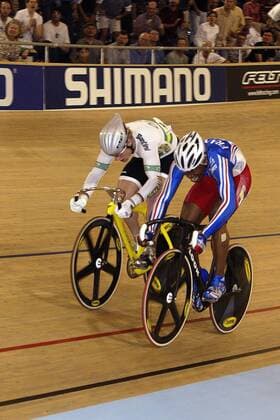 Gregory Bauge (Frankreich, re.) gegen Jobie Dajka (Australien) im Rennen um Platz 3 - (Icon4350052) Radsport WM Herren UCI Bahnrad Weltmeisterschaft 2005, Bahnradsport, Straße, Rad, Sprint Gruppe Los Angeles, LA, L A, Dynamik, EDITORIAL USE ONLY