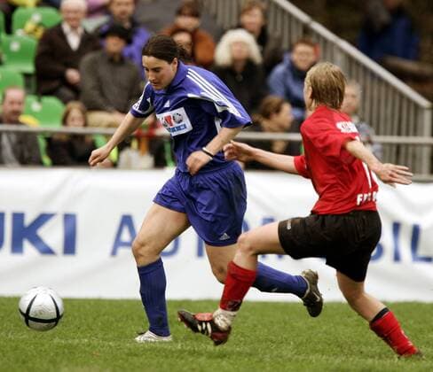Birgit Prinz (li., FFC Frankfurt) gegen Alexandra Stegmann (Freiburg) Fußball 1. BL Damen DFB Pokal 2004 2005, Pokalspiel, SC Freiburg - 1. FFC Frankfurt 0:1, Frauen, Frauenfußball, Vdig Gruppe Freiburg Dynamik,