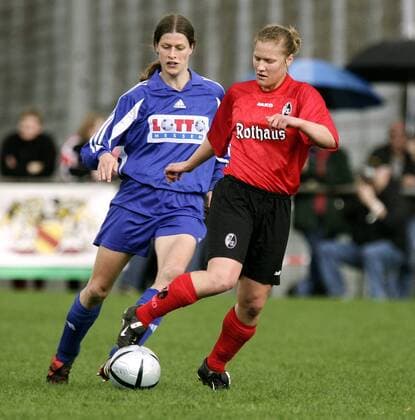 Kerstin Garefrekes (li., FFC Frankfurt) gegen Alena Thom (Freiburg) Fußball 1. BL Damen DFB Pokal 2004 2005, Pokalspiel, SC Freiburg - 1. FFC Frankfurt 0:1, Frauen, Frauenfußball, Vdig Gruppe Freiburg Dynamik,